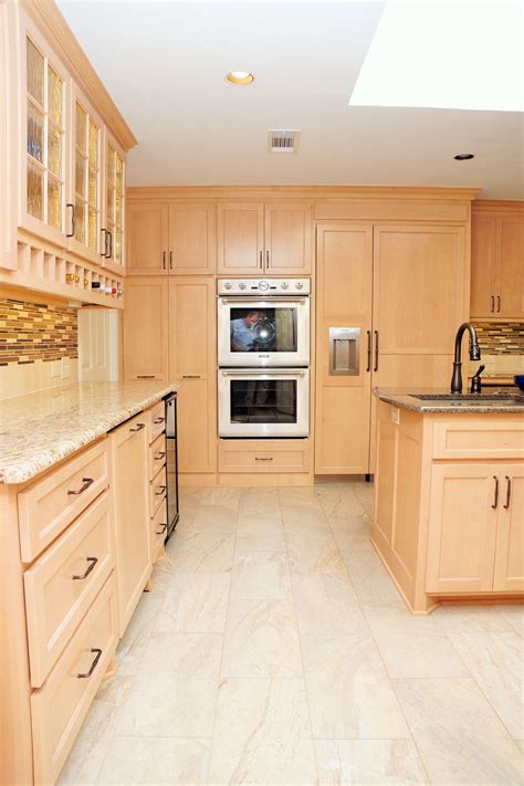 maple kitchen cabinets with stainless steel appliances|beautiful kitchen with maple cabinets.